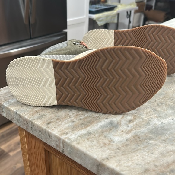 SOREL OUT N ABOUT CONQUEST BOOT
Size 7 NWT green,cream, coral,gray waterproof - Picture 9 of 16